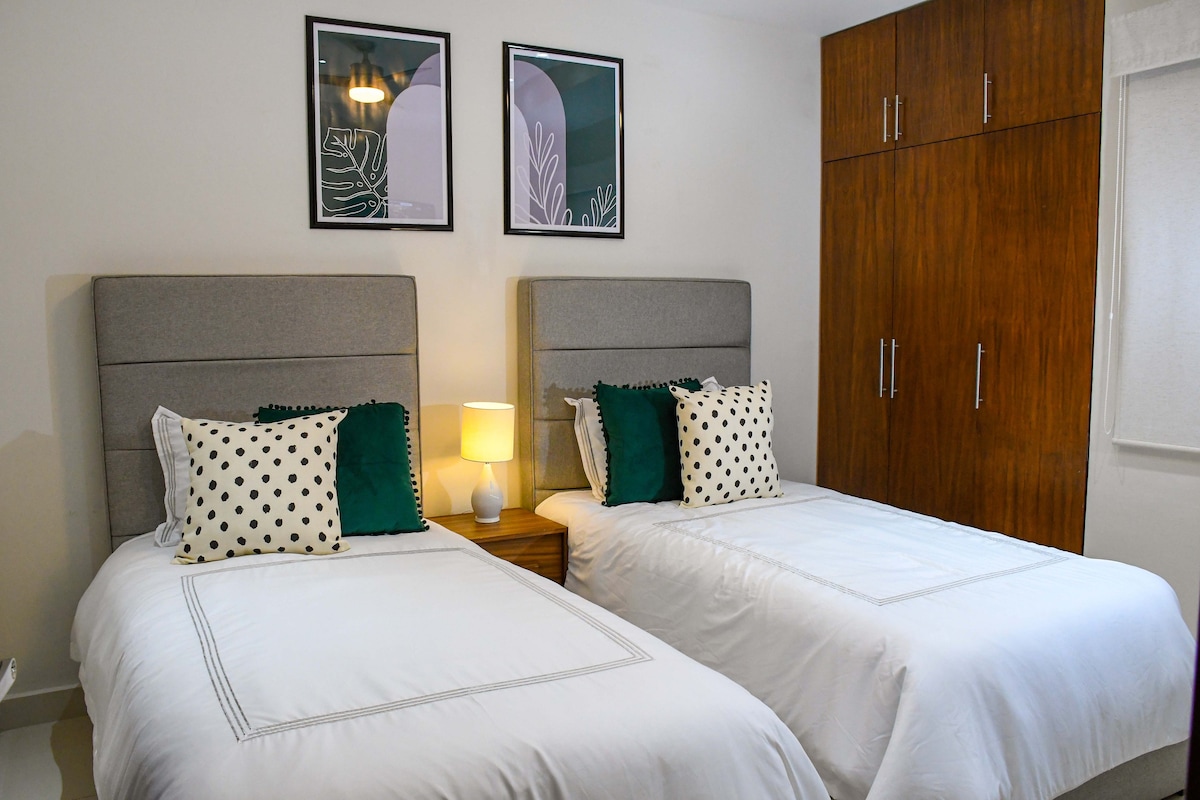 Dhomë gjumi e rehatshme me dollap dhe Smart Tv 32'' ( Roku, AppleTv, Netflix, Prime)| Acogedora recámara con Closet y Smart Tv 32''.