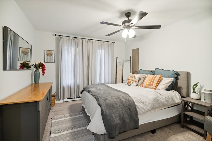 Dhoma e gjumit 1 : 1 Krevat dopio "queen" me një shëtitje në dollap.  Ka një televizor të madh në dhomën e gjumit 1.