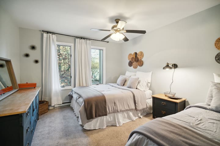 Dhoma e gjumit 3: 1 krevat dopio "Queen", 1 krevat dopio dhe një shëtitje në dollap me çarçafë shtesë dhe dy krevate dopio të palosshëm. 