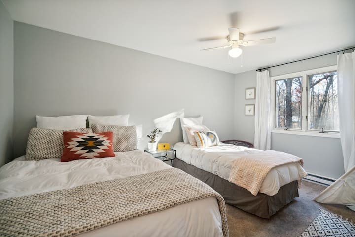 Dhoma e gjumit 2 : 1 krevat dopio "queen", 1 krevat dopio, televizor dhe një stacion pune. 