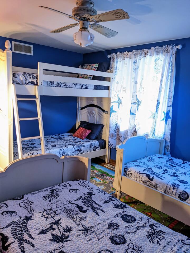 La camera con due letti singoli della Three Sisters Suite può ospitare comodamente fino a 4 adulti o bambini. 