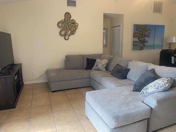Tropical Hideaway 3br/2 Bath, Heated Pool & Yard - Port St. Lucie, FL
