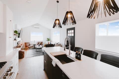 Stunning Snoqualmie Escape -Falls, Trails & Skiing