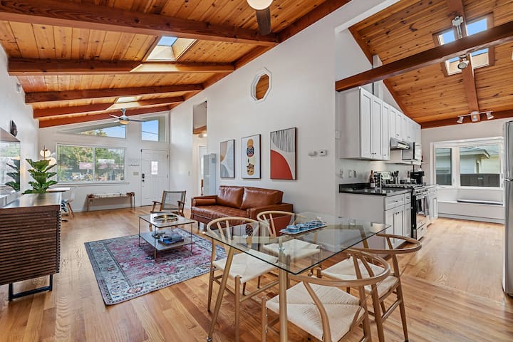 Stylish Designer Home Near Tech Hub|AC|Gym|Office