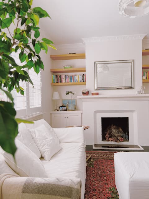 Successful Airbnb property: Amy’s Art Deco apartment with large courtyard in Elwood