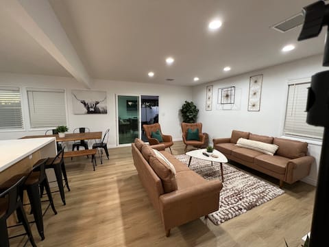 Renovated 3Bedroom Gem with Game Room & Hot Tub