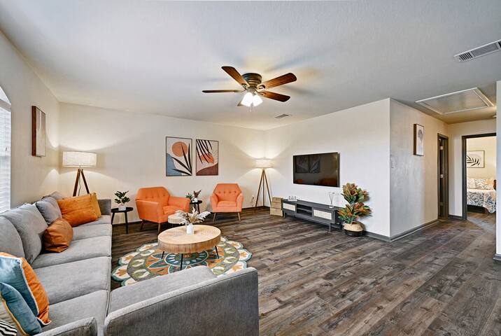 Spacious 3122sqft Home | 2 Lounges| Games