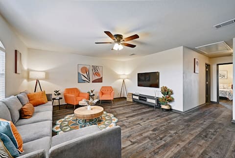 Top performing Airbnb: Spacious 3122sqft Home | 2 Lounges| Games in Austin