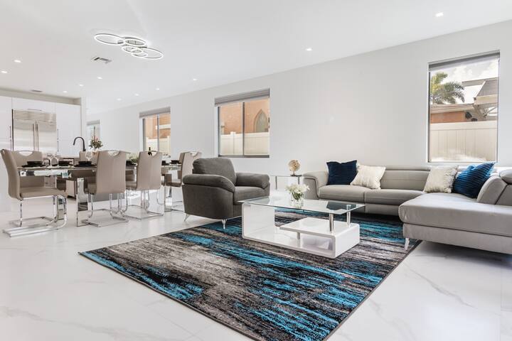 Luxury Paradise, walk to Las Olas -5 mins to Beach gallery image 5