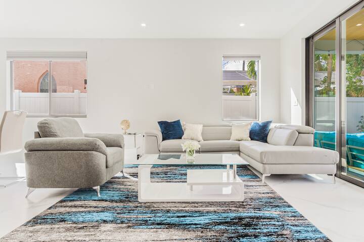 Luxury Paradise, walk to Las Olas -5 mins to Beach gallery image 3