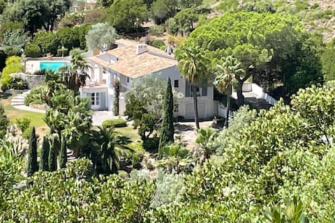 Top performing Airbnb: Sea View Villa, Heated Pool, 6 Bedrooms in Cavalaire Sur Mer