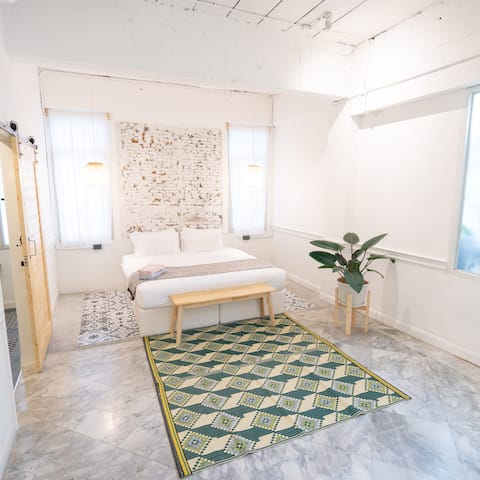 Local Bangkok Friends or Family Room (Max 4)