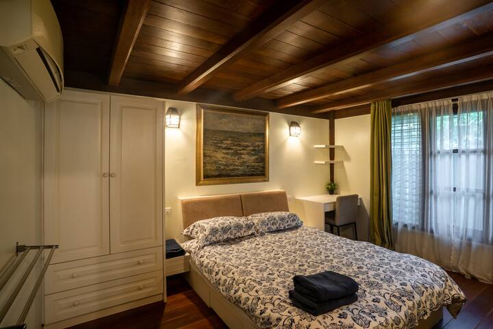 Queen Bed, air-conditioned