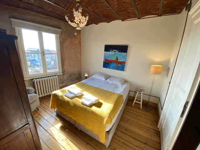 Biggest of town! 9-BR 5BA up to 22 ppl at Istiklal gallery image 4