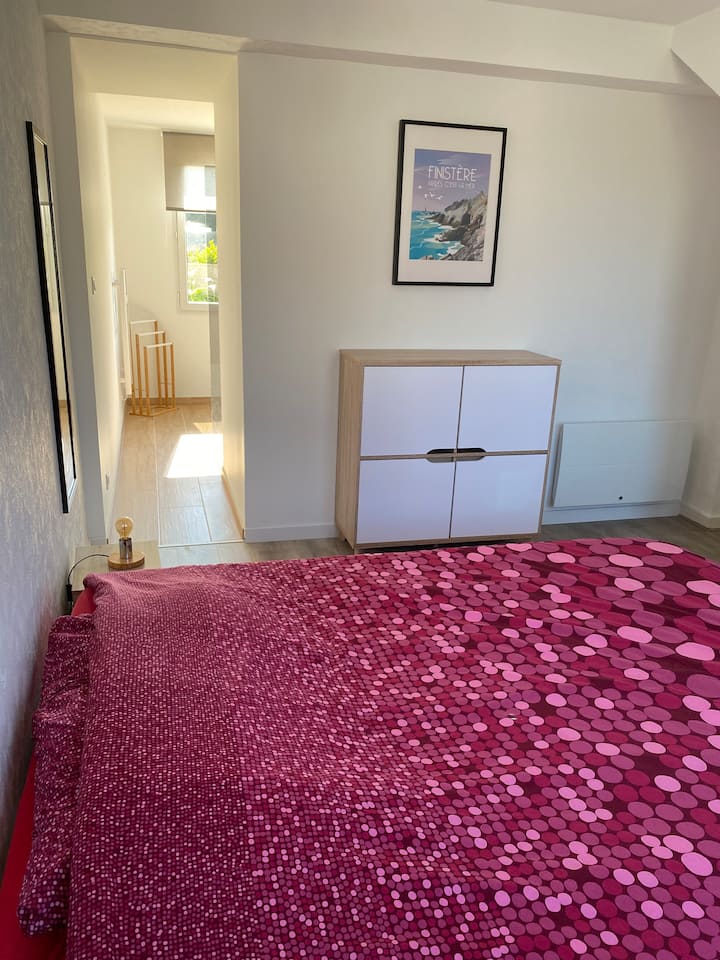 Sovrummet på bottenvåningen med en 160 x 200 cm säng och dess duschrum