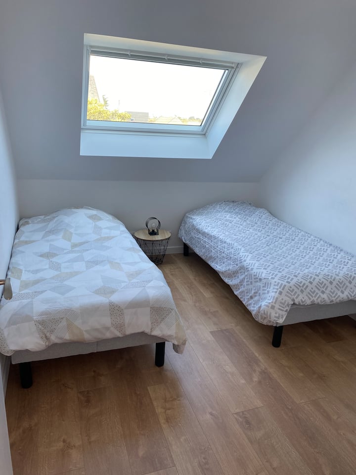 Ett rum på övervåningen med 2 enkelsängar 