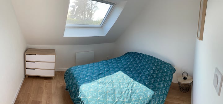 Ett sovrum på övervåningen med dubbelsäng