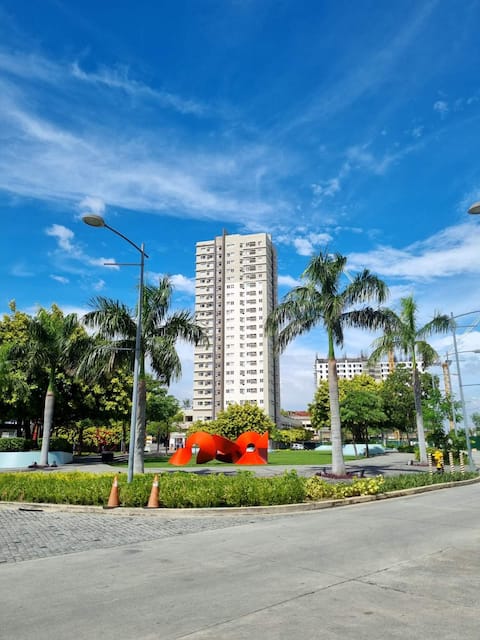 Cozy 1-Bedroom Condo w/ Parking, pool and gym