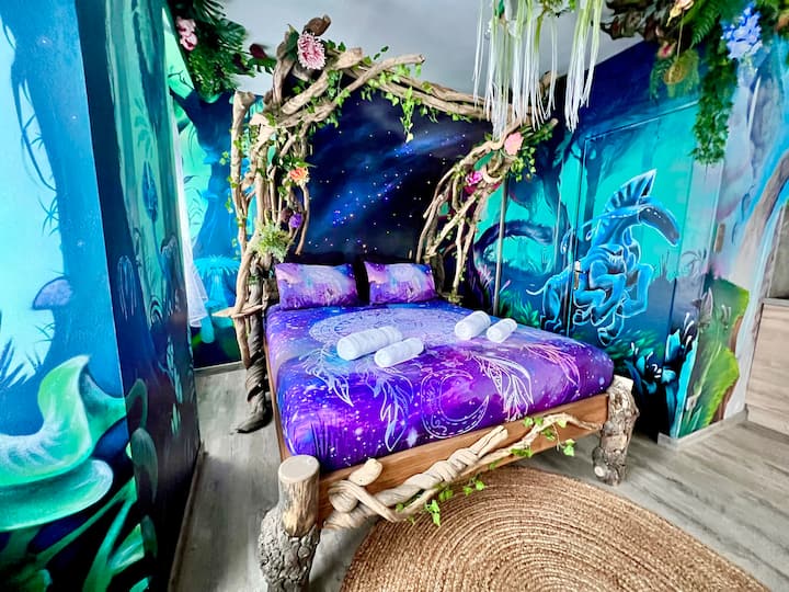 Posteľ s baldachýnom obklopená brečtanom a nástennými maľbami vás ponorí do magického sveta, ktorý vás pozýva na oddych a únik, jedinečný zážitok pre všetkých milovníkov prírody.