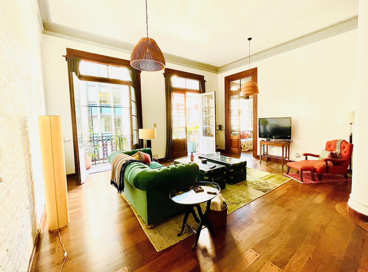 Apartamento antigo de 2 quartos em Retiro