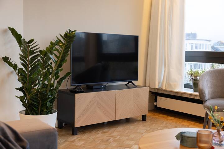 Trendy, sunny apartment on the South – 5th floor gallery image 3