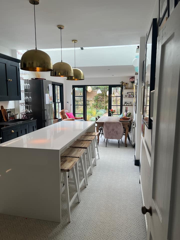 5 Bed Family Home By Wandsworth Common | Sleeps 10 - London