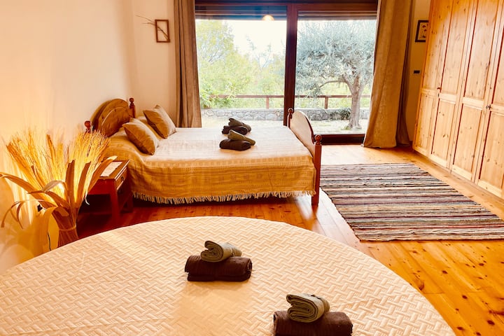 غرفة النوم رقم3 (27 مترًا مربعًا) بسرير بمقاس كبير وسرير مستدير كبير وحمام ملحق