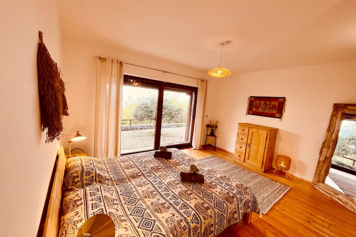 غرفة النوم رقم2 (20 مترًا مربعًا) بسرير بمقاس كينج وحمام ملحق