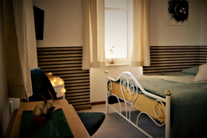 إطلالة على منطقة النوم. التلفزيون متاح ، لذلك لا يوجد شيء يقف في طريق تلفزيون الإفطار.