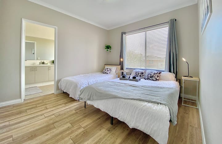 Chumba kikuu cha kulala ensuite 1 kitanda cha malkia 1 kitanda kimoja