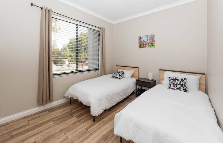 chumba cha kulala4 2 vitanda moja au unaweza pamoja na kitanda 1 cha mfalme