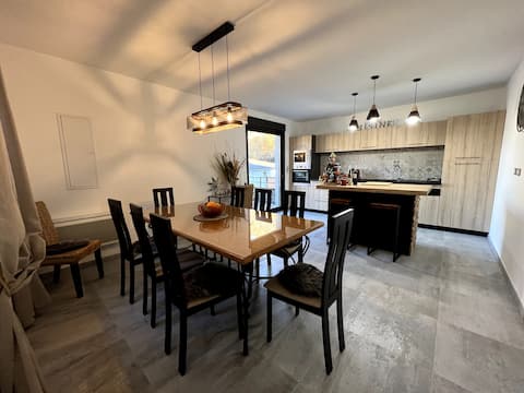 House with garden and parking in the center of Ax
