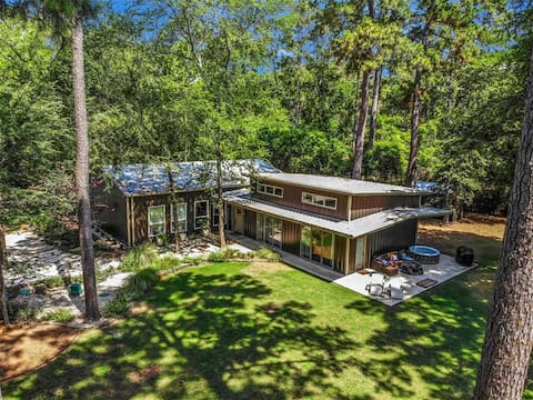 Relaxing 4 bedroom home surrounded by Pine Trees.