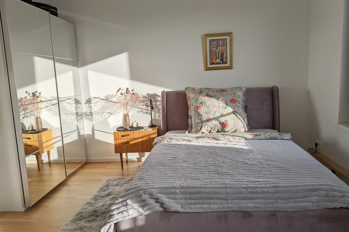 Tu hermosa habitación tamaño queen, con una cama y un armario súper cómodos y completamente nuevos. 