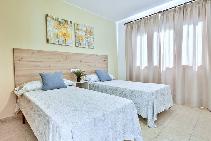 غرفة نوم في الطابق الأرضي