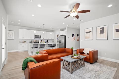 Top performing Airbnb: Modern Tropical 5 BR/8BEDS Home in Dallas w/ Yard! in Cedar Crest