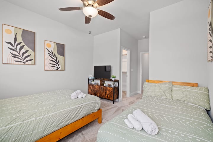 Ამ BR-ში არის სრული ზომის საწოლი და ცალკე ორადგილიანი საწოლი, გაატარეთ სასიამოვნო ღამეები ამ ტროპიკულ თემატურ ოთახში. Უყურეთ თქვენს საყვარელ გადაცემებს ლეიბის კომფორტიდან ჩვენი უზრუნველყოფილი სმარტ-ტელევიზორის მეშვეობით! 