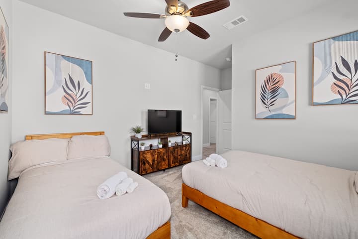 Ამ BR-ში არის სრული ზომის საწოლი და ცალკე ორადგილიანი საწოლი, გაატარეთ სასიამოვნო ღამეები ამ ტროპიკულ თემატურ ოთახში. Უყურეთ თქვენს საყვარელ გადაცემებს ლეიბის კომფორტიდან ჩვენი უზრუნველყოფილი სმარტ-ტელევიზორის მეშვეობით! 