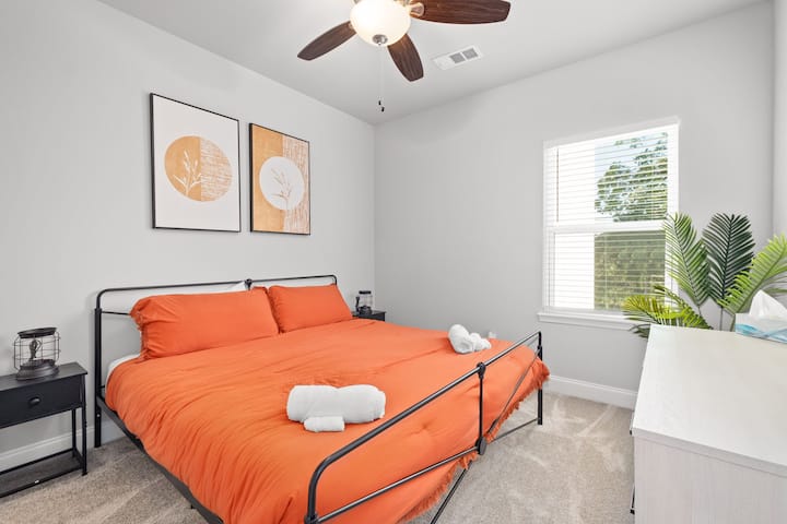 Ამ კერძო BR-ში არის კომფორტული საწოლი დიდი ზომის, ასევე, სმარტ-ტელევიზორი თქვენი გართობისა და სიამოვნებისთვის! Ამ BR ‑ ს, ასევე, აქვს ცალკე თანდართული სააბაზანო თქვენი კომფორტისთვის. 