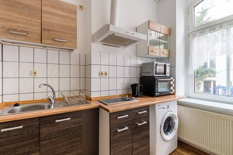 Leistungsstarkes Airbnb: Fully equipped-Multilanguage-Railwaystation-by DKN in Neustadt Neuschönefeld