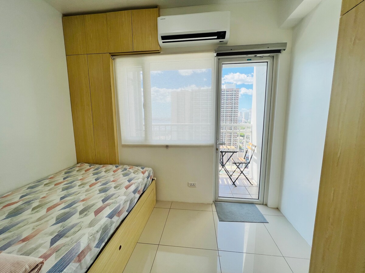 Breezy Cozy Condo @ Roxas Blvd / Manila Bay PH - Condominiums for Rent ...
