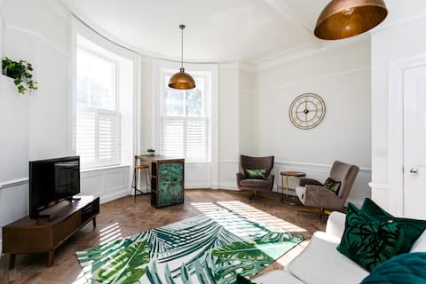 Top performing Airbnb: Tyne Square - 2 bed flat, dog friendly and parking in North Tyneside