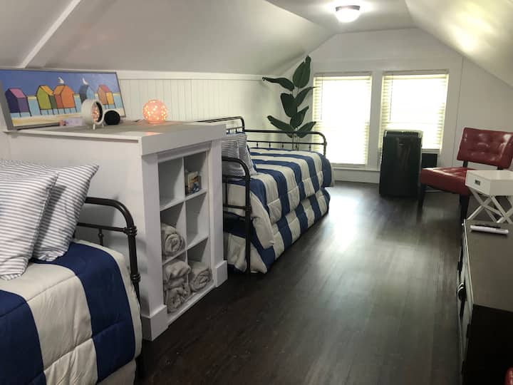 חדר שינה משפחתי בלופט, שופץ לאחרונה, מואר ונעים. שתי מיטות מתקפלות עם ארבע מיטות נפרדות. יחידת חום ואוויר עצמאית חדשה עם שלט רחוק. תאורה קולית אופציונלית של אלכסה.