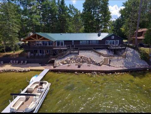 Large lakefront house with indoor pool & hot tub!