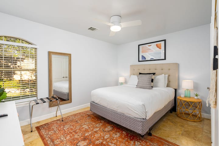 Спалня 2 на къщата за гости - голямо двойно легло