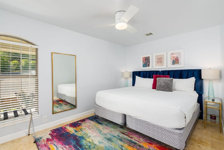 Спалня 1 на къщата за гости - голямо двойно легло