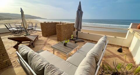 Amazing beachfront house with great terrace