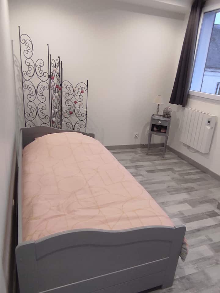 ห้องนอน 3 - เตียงเดี่ยว + ลิ้นชักเตียงเสริม 1 ลิ้นชักทำเตียงเสริม