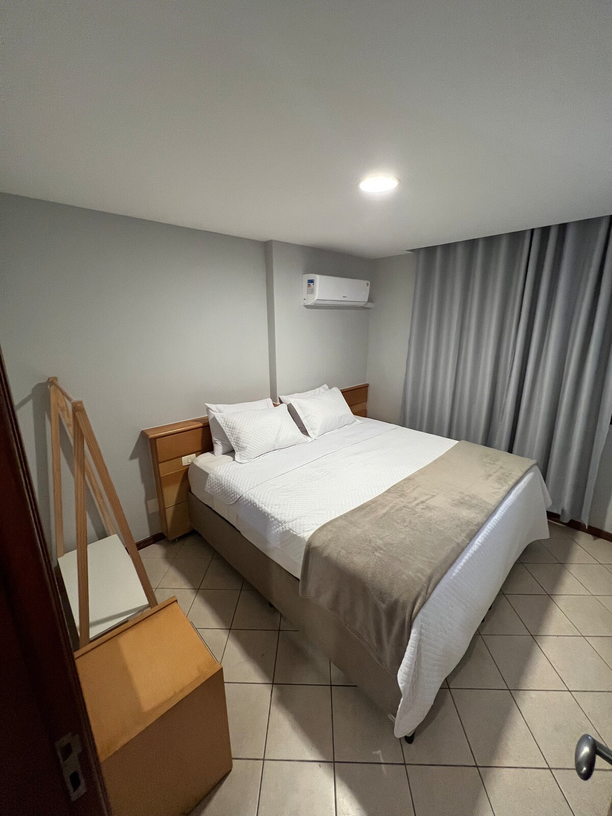 Საწოლი დიდი ზომის 400 მავთულის ზეწრით