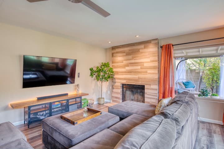 غرفة معيشة مطلة على الفناء 1